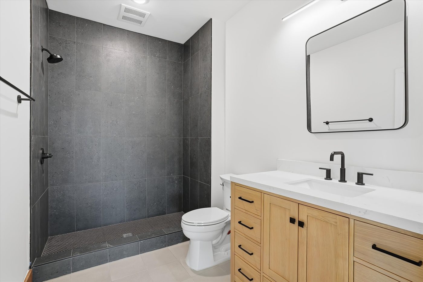 Baño con ducha de azulejo