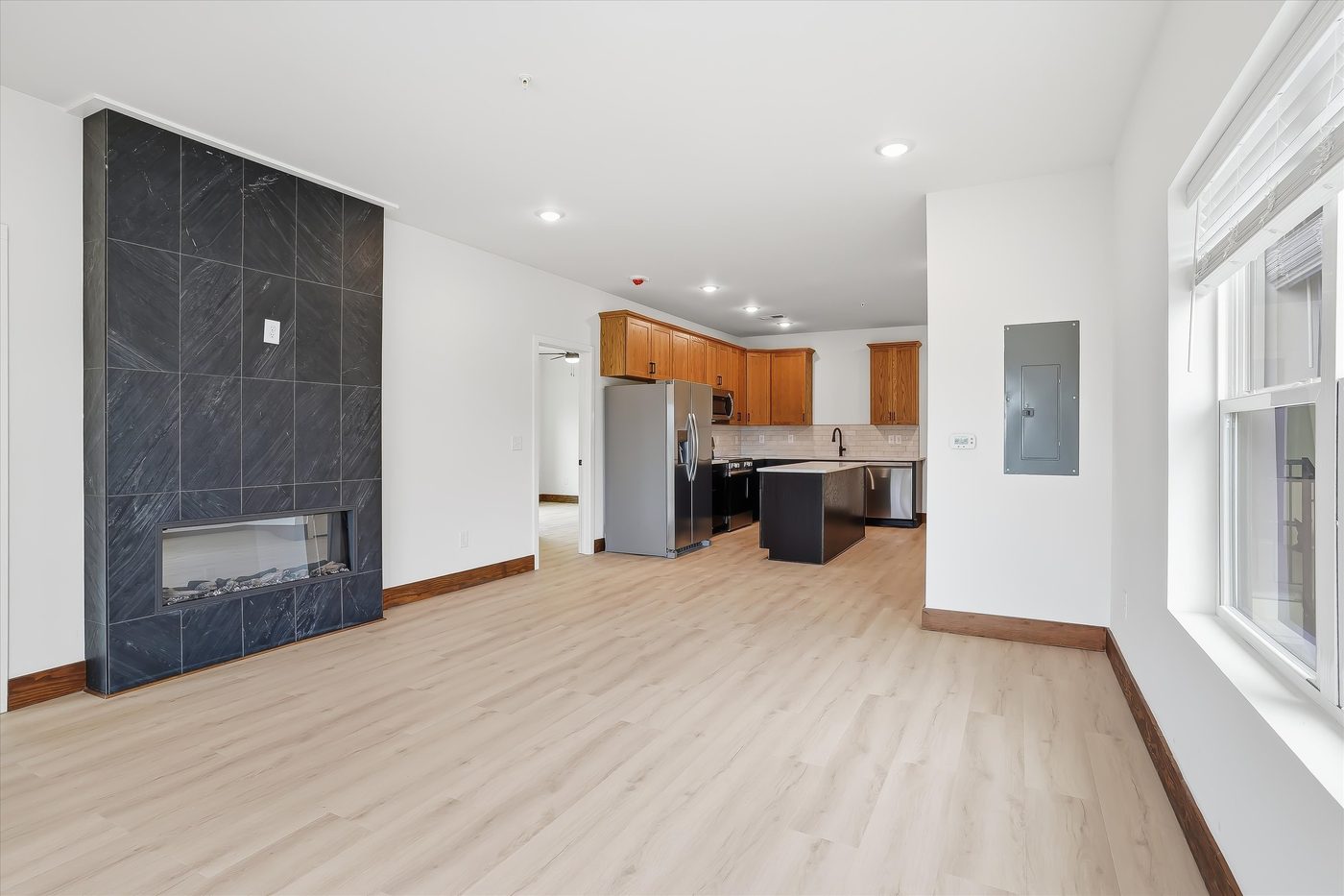 Sala y cocina de concepto abierto